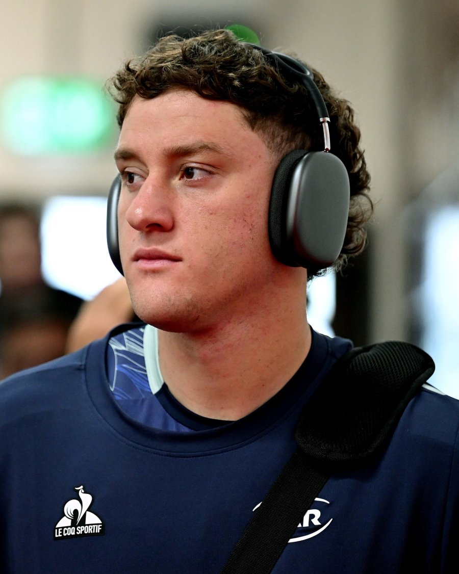 LLEGANDO. El forward rafaelino antes de arrancar el partido.