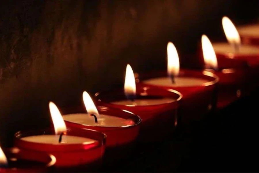Velas: suelen encenderse en memoria de quienes partieron.