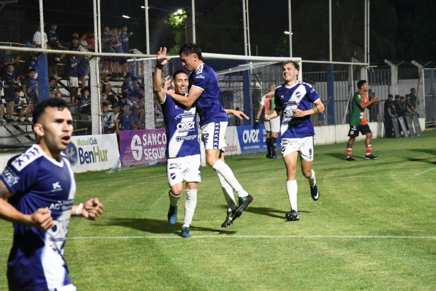 DE ARRIBA CONVIRTI&Oacute;. Facundo Jofre festeja su tanto con algunos compa&ntilde;eros.