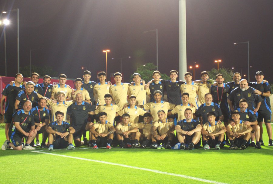TODOS JUNTOS. El plantel tras el último entrenamiento previo al debut.