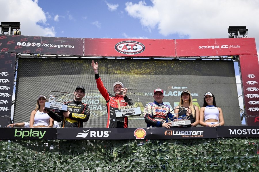 Agustín Canapino con el premio del ganador en el podio, junto a Agustín Martínez y Mariano Werner.