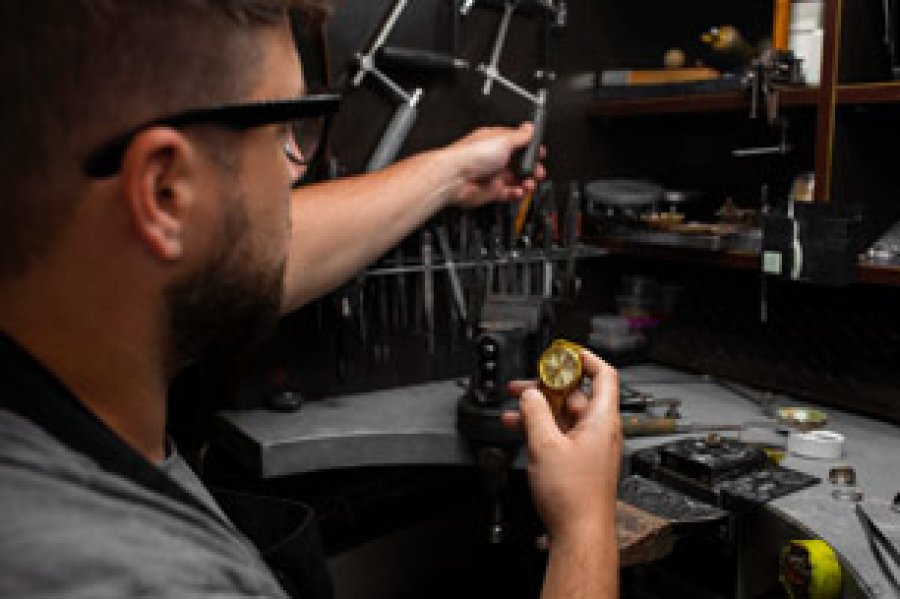 El Joyero es aquel profesional que se dedicado a la fabricación, reparación y comercialización de artículos de joyería.