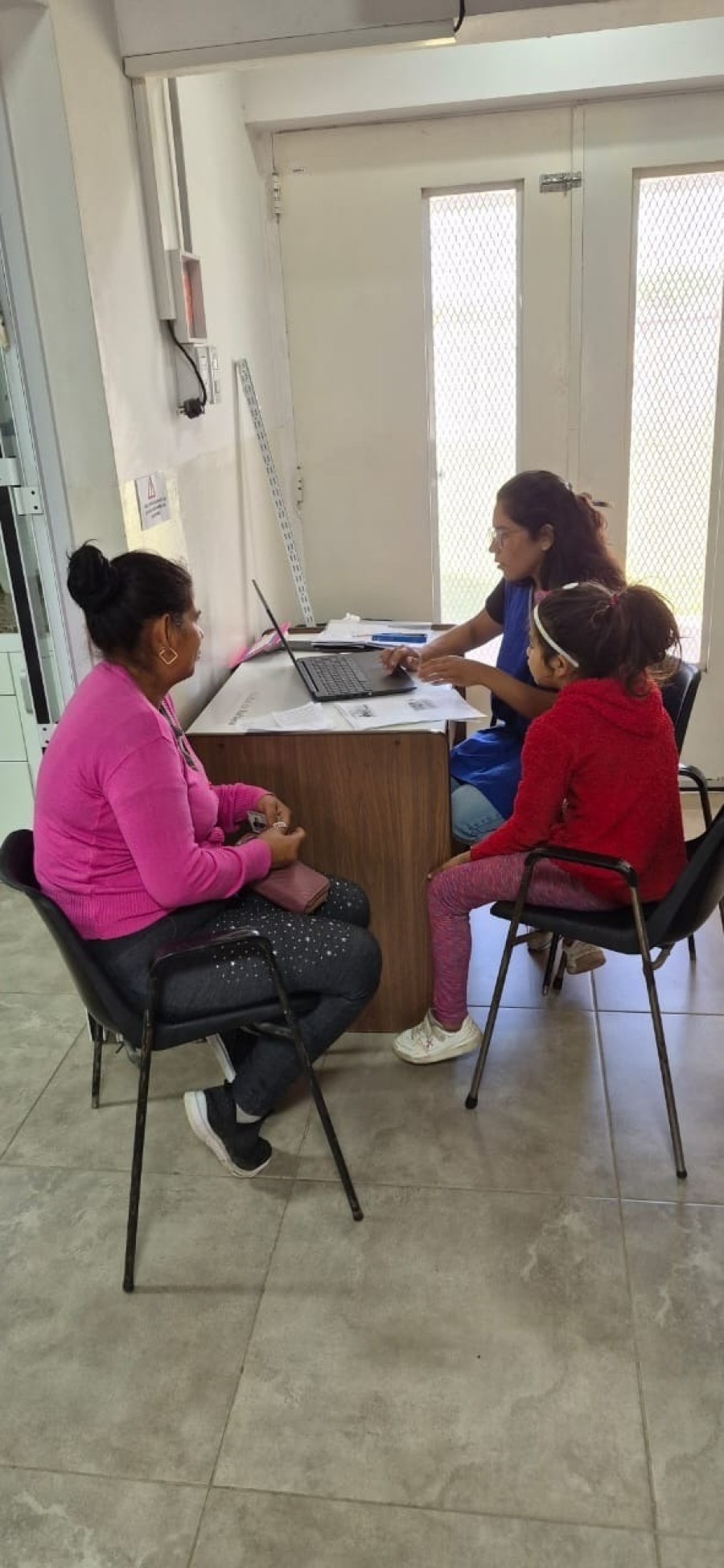 Cabe aclarar que es necesario que las familias interesadas se comuniquen previamente con el jardín para conocer la documentación a presentar.