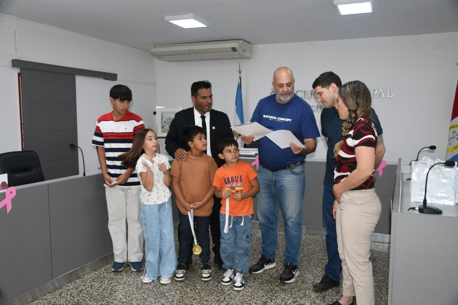 Un instante de la ceremonia desarrollada en el recinto de sesiones.