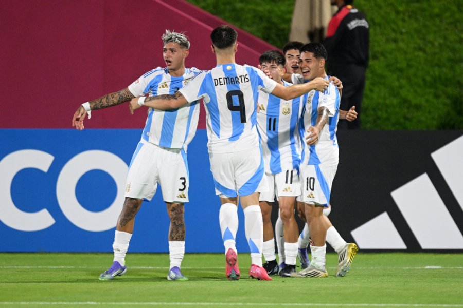 TRES PUNTOS INICIALES. El festejo de los chicos argentinos.