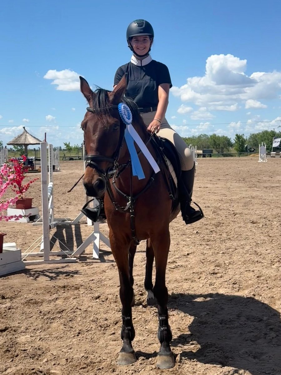 La amazona Lucía Anghilante HS con Arizona, durante la premiación.