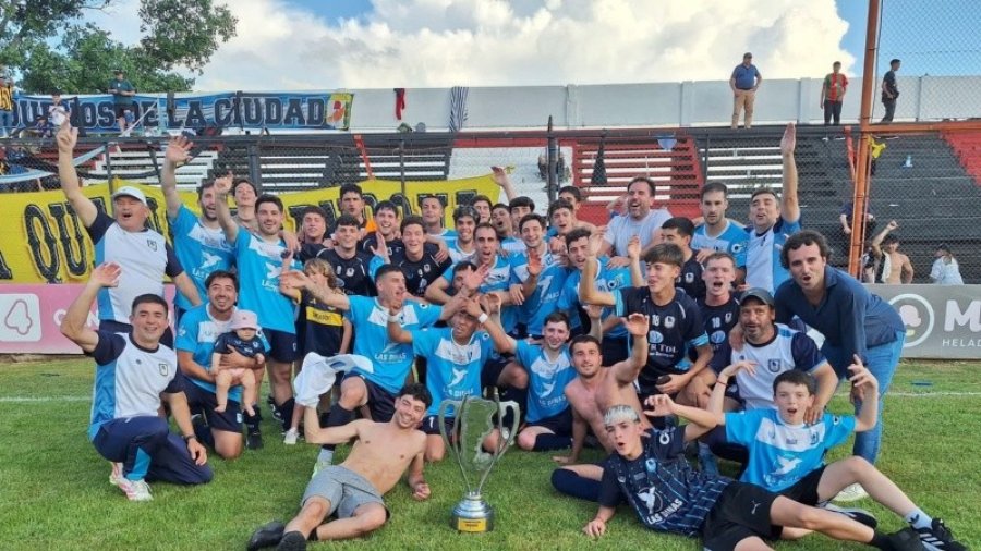 CAMPEONES. Los jugadores de Tandil en el festejo.