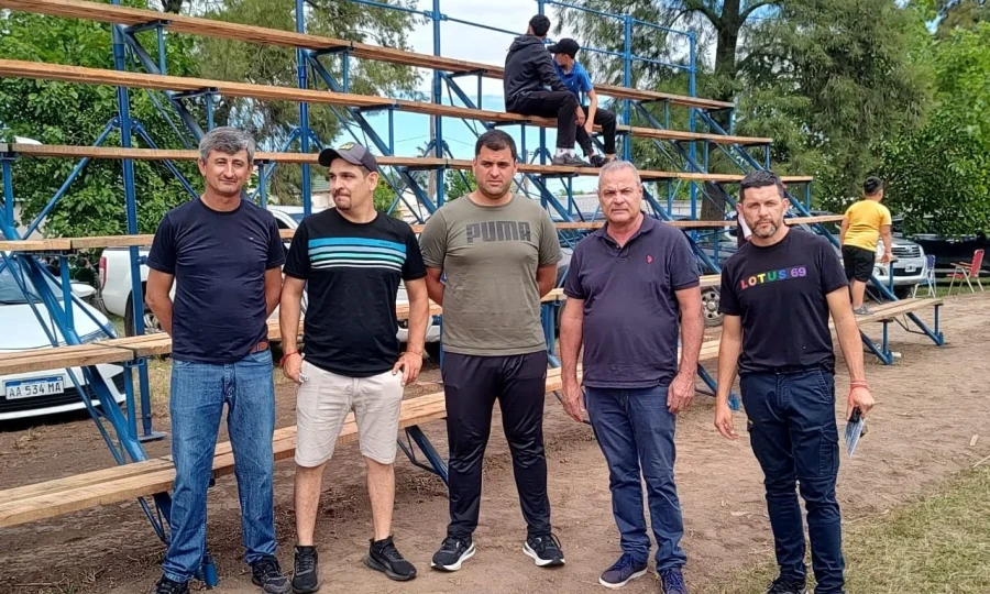 De fondo la tribuna habilitada ayer.