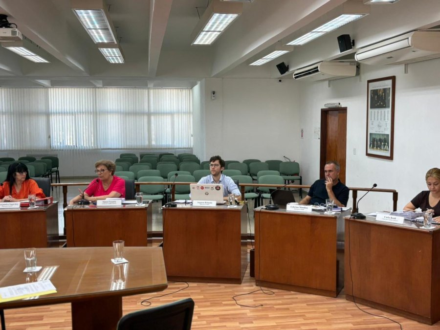 El bloque de concejales oficialistas durante la reunión de comisiones de este lunes.