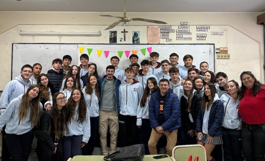 Durante el año, los concejales asisten a las escuelas para asesorar a los estudiantes.