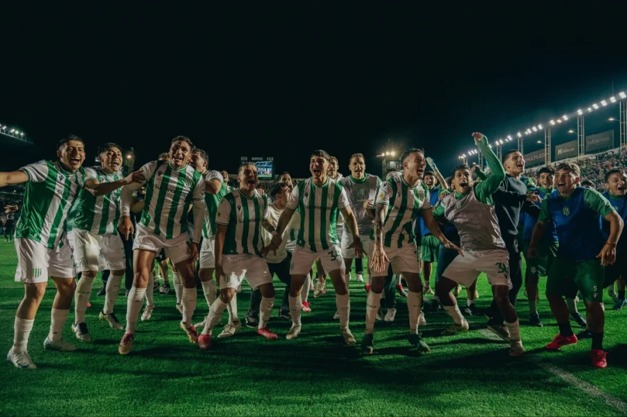 FESTEJO. Los jugadores del Taladro.