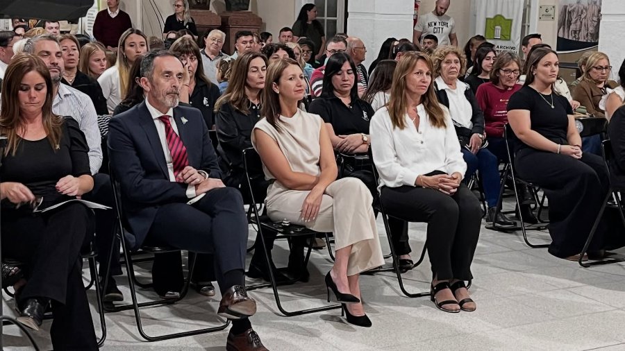 Vista general del salón totalmente colmado.