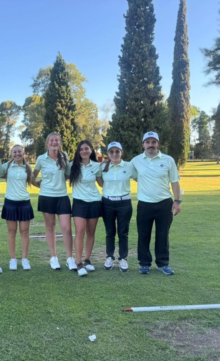 PROTAGONISTAS. Lola, Juana y Lucía, junto a los entrenadores.