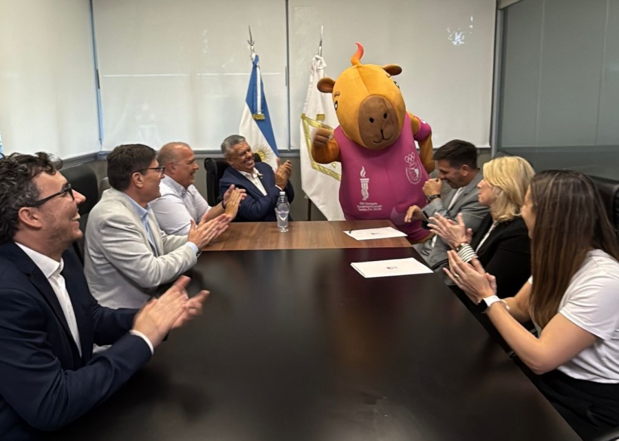 CAPI EN AFA. La Mascota oficial junto a Tapia y los funcionarios santafesinos.