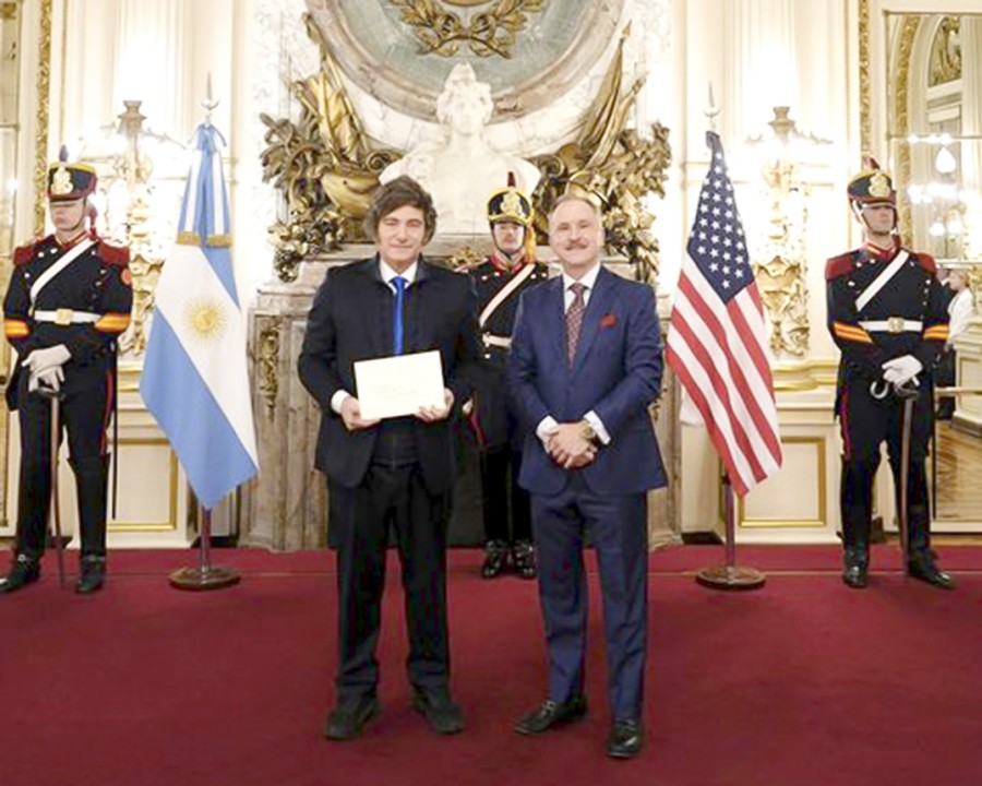 ACTO PROTOCOLAR. Javier Milei recibió al nuevo embajador de EE.UU., Peter Lamelas, antes de viajar a Miami y Nueva York.