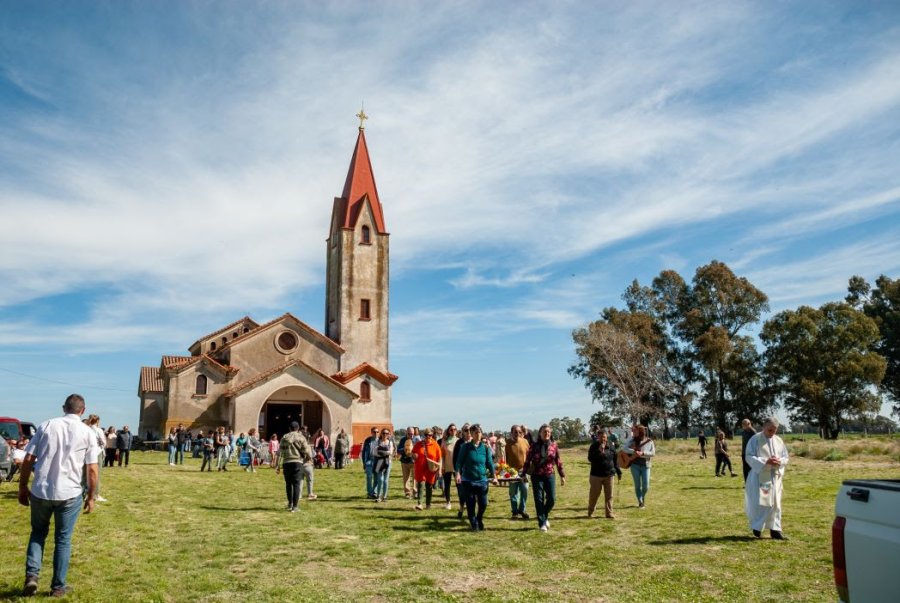Manifestación de fe en una capilla rural.