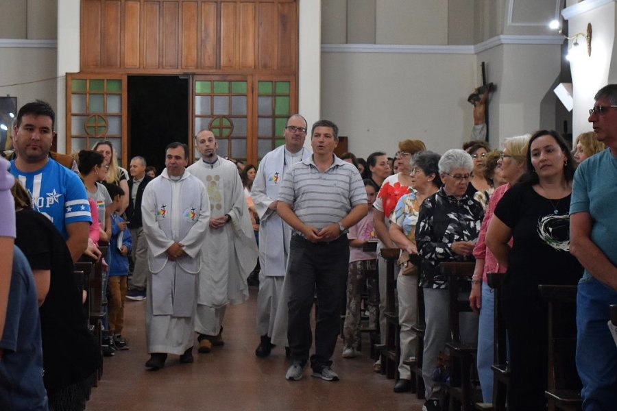 Los celebrantes avanzan por la nave central para iniciar la celebración de la Eucaristía.