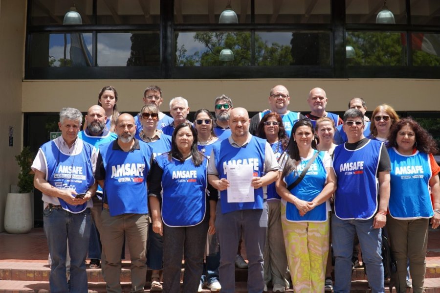 CON LA NOTA. Amsafé, a través de su secretario Rodrigo Alonso, reclamó la publicación de vacantes para el concurso de ascensos ante el Ministerio de Educación.