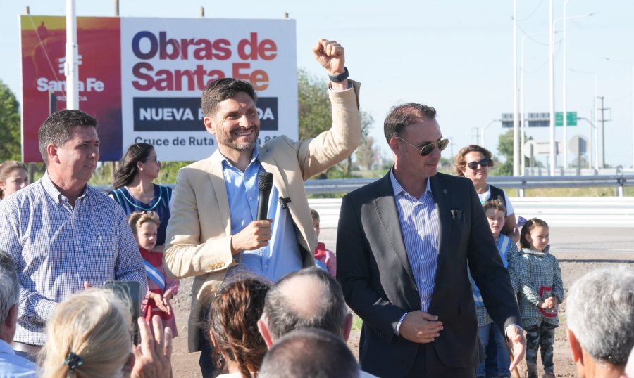 Rubén Pirola, Maximiliano Pullaro y Lisandro Enrico durante el acto en Progreso.
