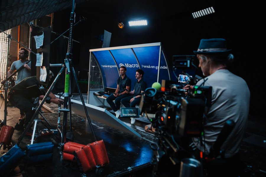 El rodaje de la nueva pieza publicitaria de Banco Macro con el t&eacute;cnico de la Selecci&oacute;n, Lionel Scaloni y uno de sus colaboradores, Pablo Aimar. (BANCO MACRO)