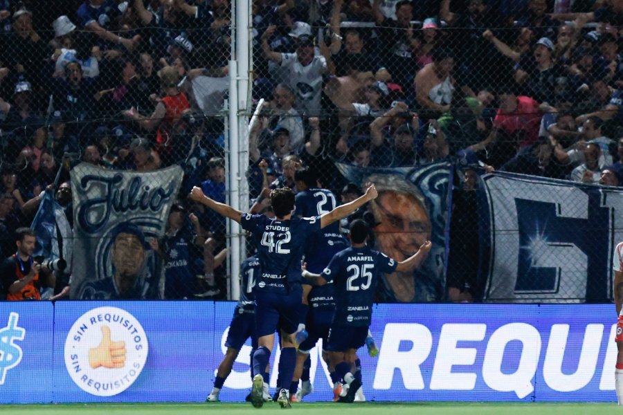 NUEVO CAMPEON. El elenco mendocino festejó en Córdoba.