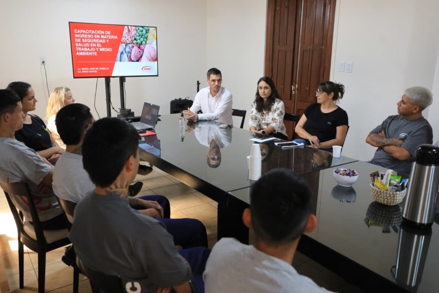 14 jóvenes comenzaron su experiencia en distintas empresas locales.