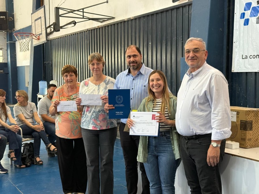 Los ramonenses junto al legislador.