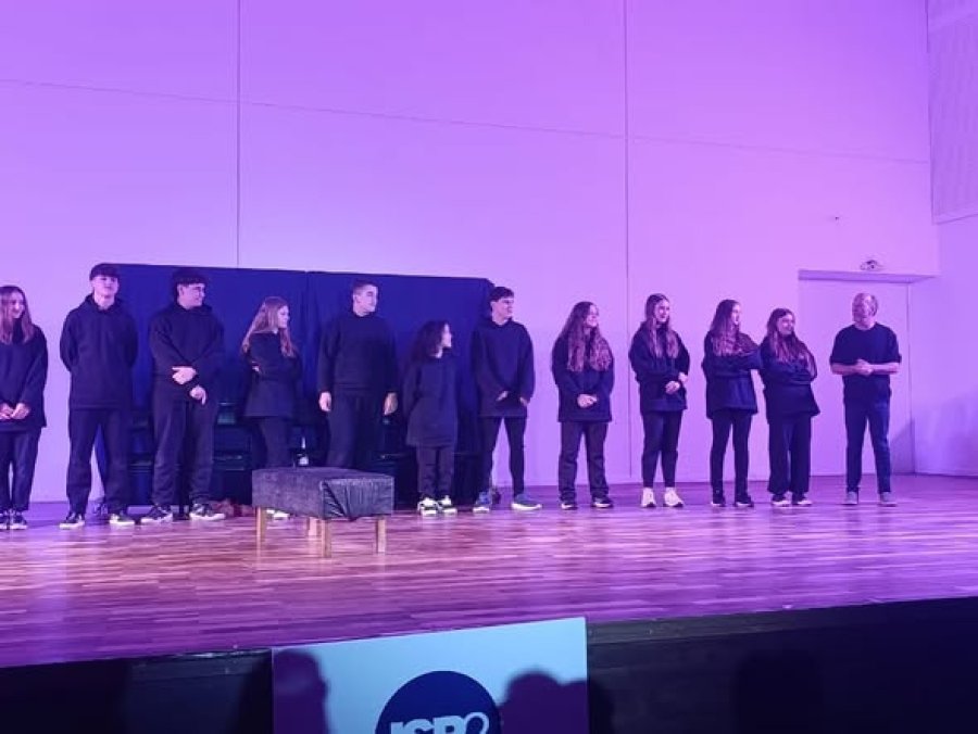 Los actores junto al director, Lázaro Pieri.