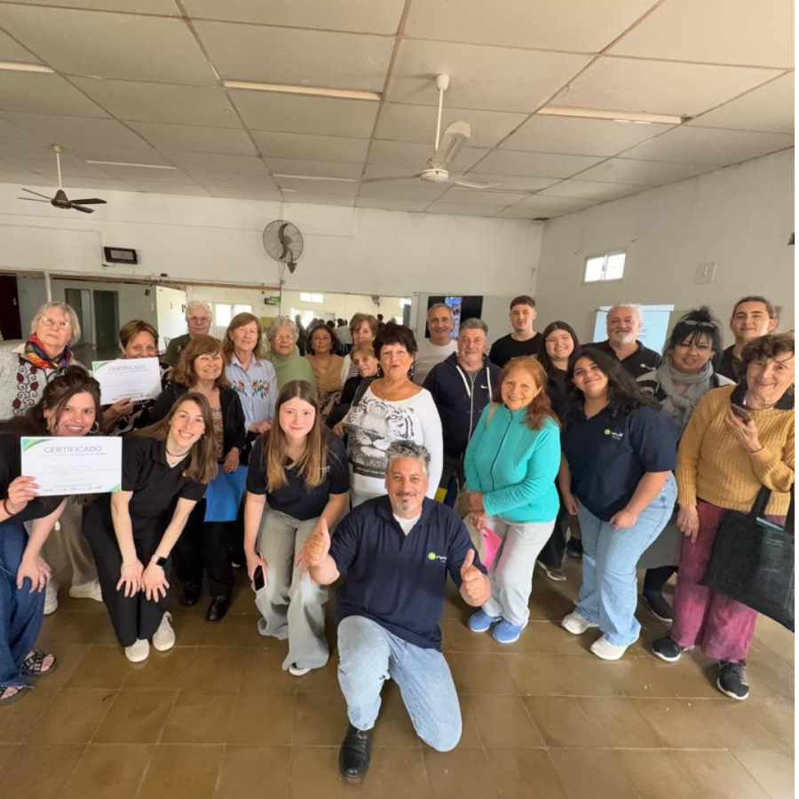El equipo de MIF Sistemas junto a los participantes del curso de capacitación para un mejor uso del teléfono celular.