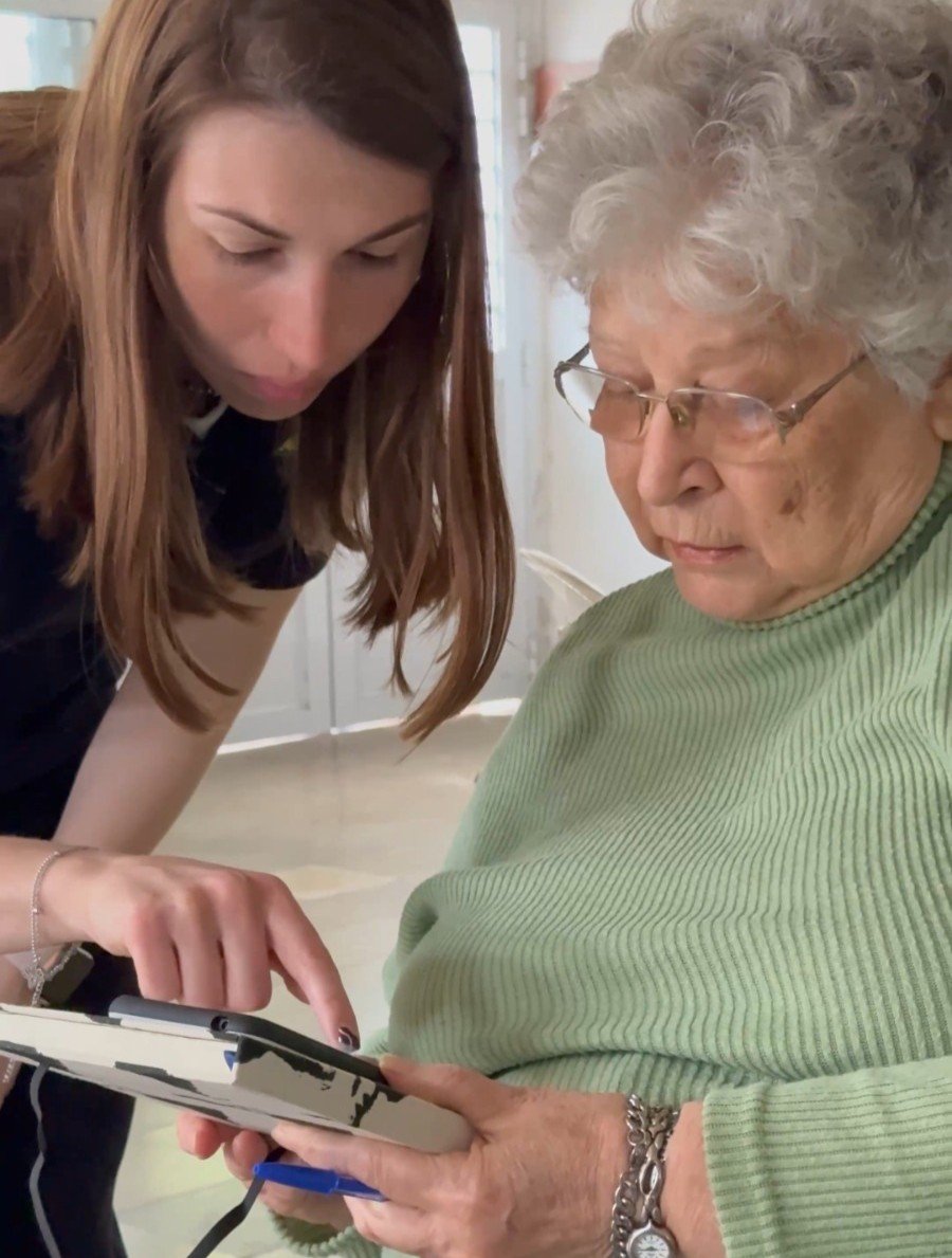 Una integrante del equipo de MIF Sistemas asiste a una de las participantes. (FOTO MIF SISTEMAS)