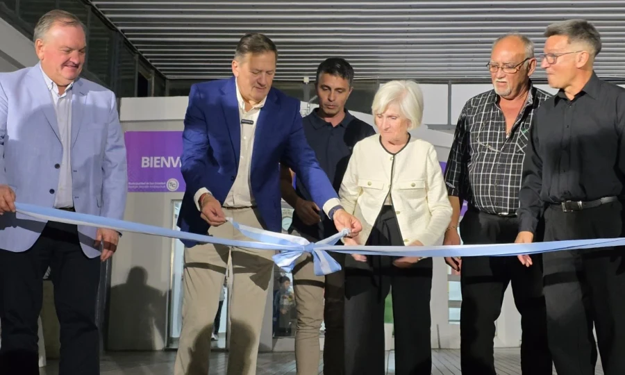 Corte de cintas, tradicional ceremonia con la que quedó habilitada la obra.
