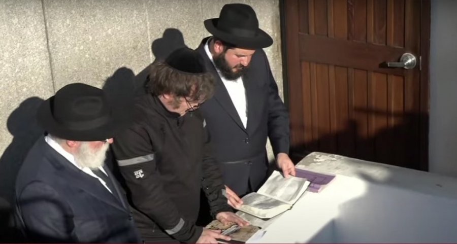Javier Milei en la tumba del “rebe de Lubavitch”.