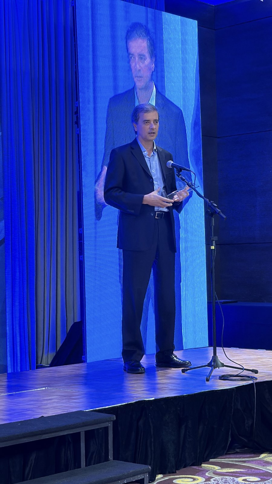 Carlos Casto, titular de la aseguradora agradeció los reconocimientos.