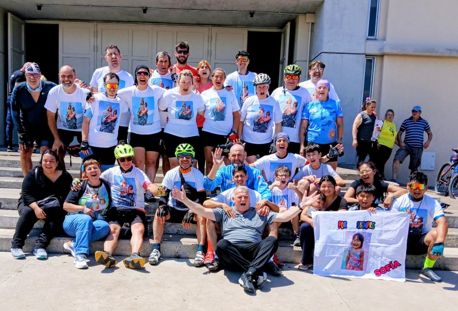 CICLISTAS. Integrantes del grupo Pedaleando la Fe en la explanada de la Basílica.