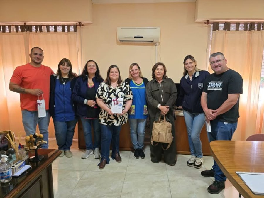 La delegación escolar junto a la titular comunal.