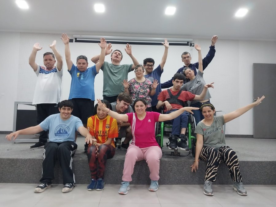 ELENCO. Integrado por jóvenes que asisten a la institución.