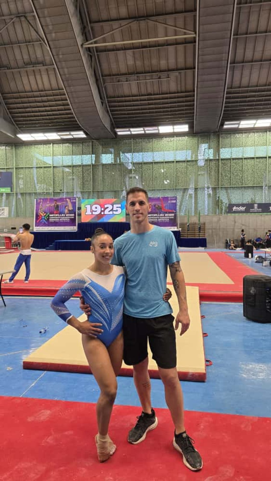 EN COLOMBIA. La gimnasta rafaelina con el entrenador Víctor Ingaramo.
