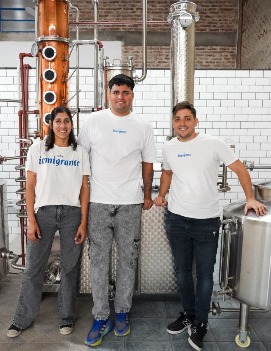 INMIGRANTE. Gonzalo Molinari junto a parte del equipo de colaboradores en la destilería.