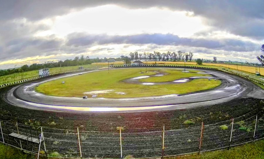 CON AGU. Estado que presentaba en la tarde de ayer el circuito "Atilio Carinelli (h)".
