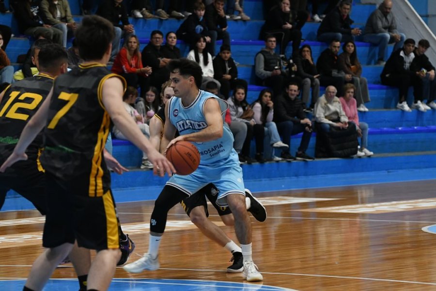SE PUSO 1 A 0. Santiago Caligaris intenta superar la defensa aurinegra.