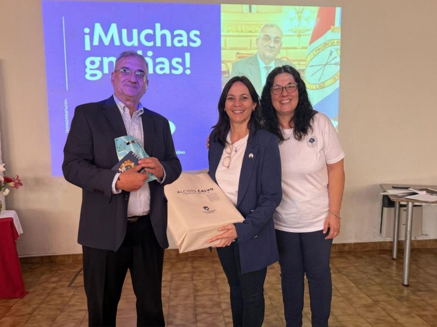 EN LA ESCUELA MISERICORDIA. Calvo junto a autoridades del establecimiento durante la charla sobre la reforma de la Constitución.