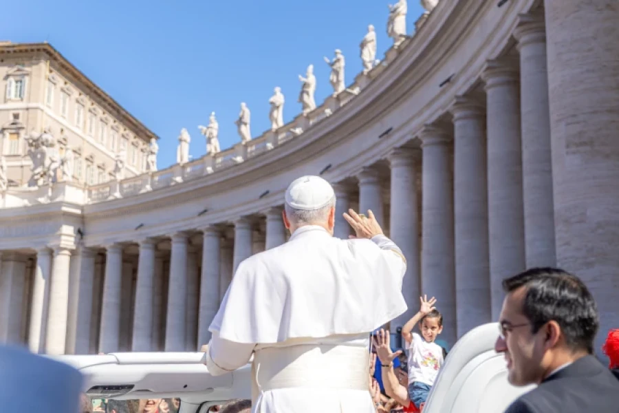 leín XIV de espaldas en la Plaza San Pedro.