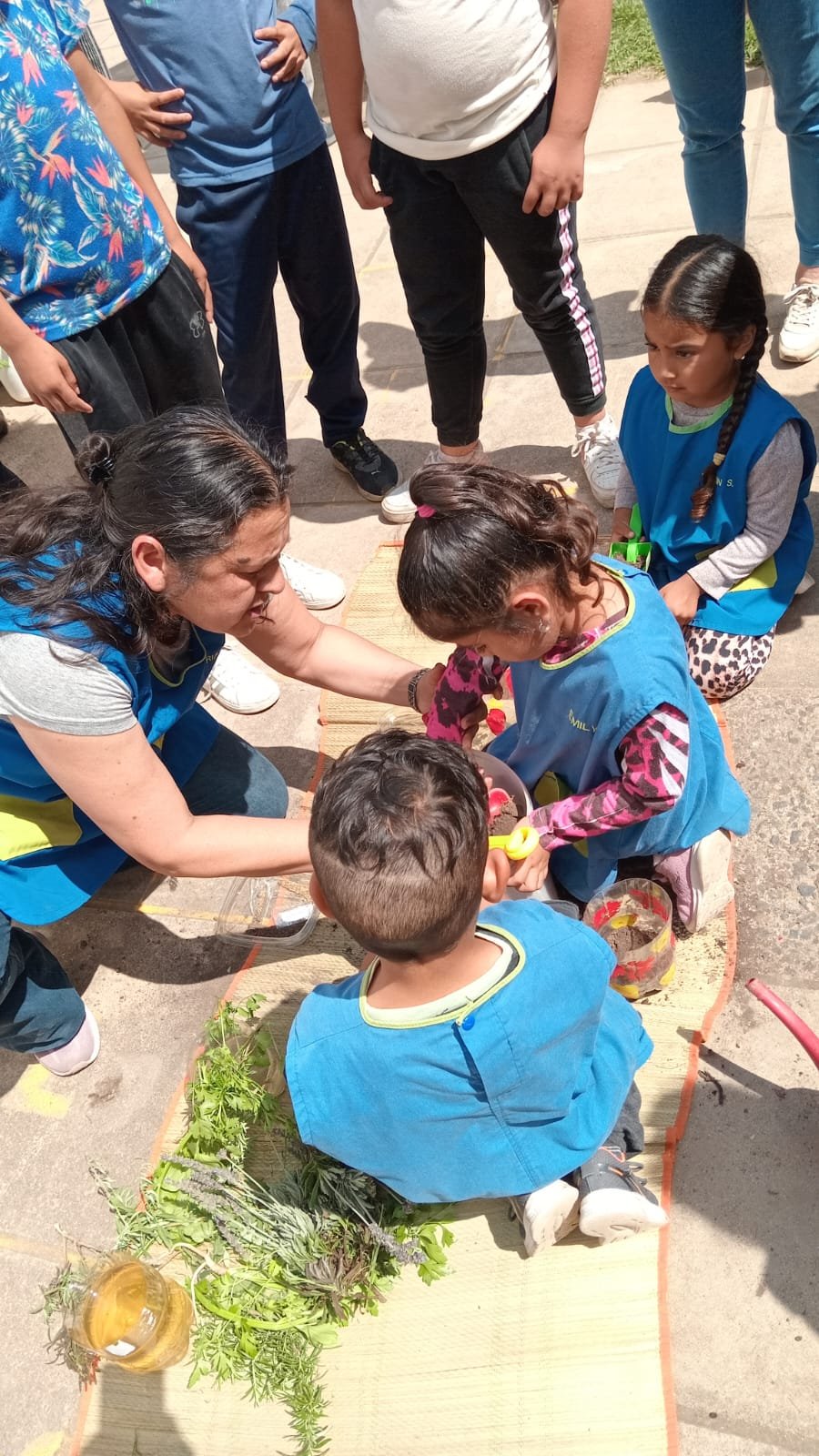 Cultivando aromas concitó la atención de los más pequeños.