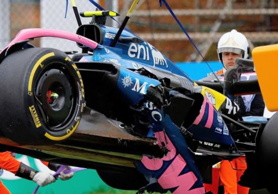 El auto de Franco Colapinto es retirado por una grúa en Interlagos.