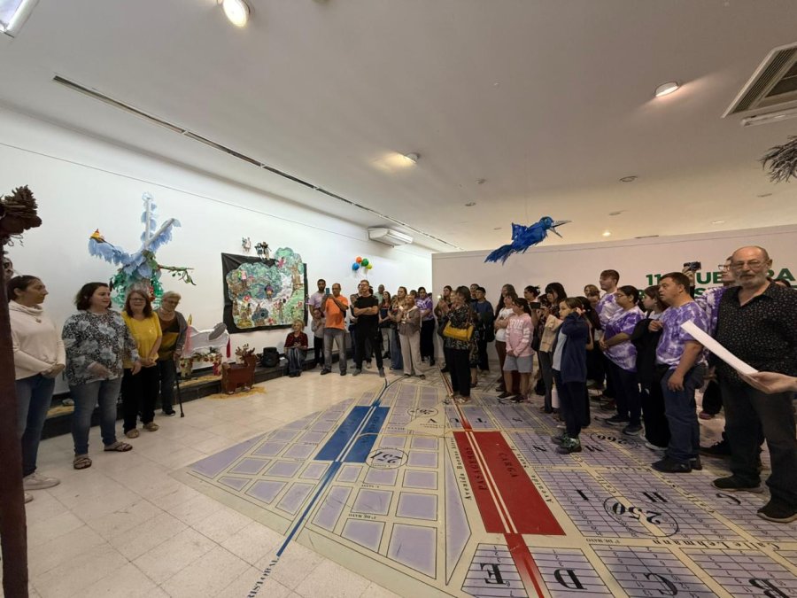 El acto de inauguración de una propuesta invita a explorar un universo donde lo real y lo imaginario se entrelazan, reforzando la conexión entre naturaleza, arte y fantasía.