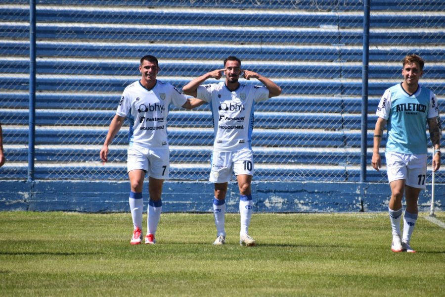 LE PEGO CON CATEGORIA. Facundo Affranchino anotó el segundo tanto.