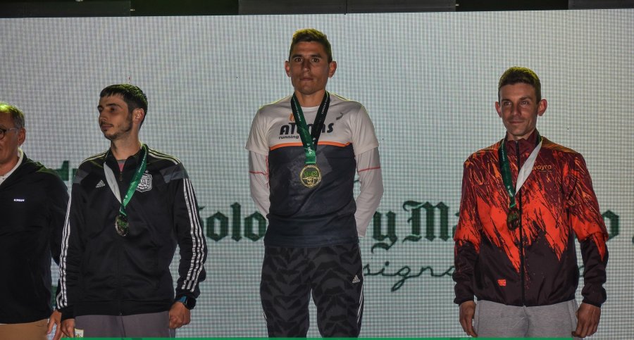 PODIO 5K GENERAL. Germán Fernández en el centro, junto a R. Ghilardi (izquierda) y Mauro Busto (derecha).