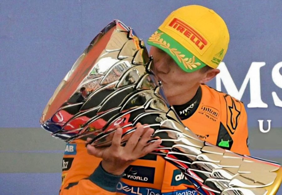 Lando Norris besa el trofeo que logró en el Gran Premio de Sao Paulo.