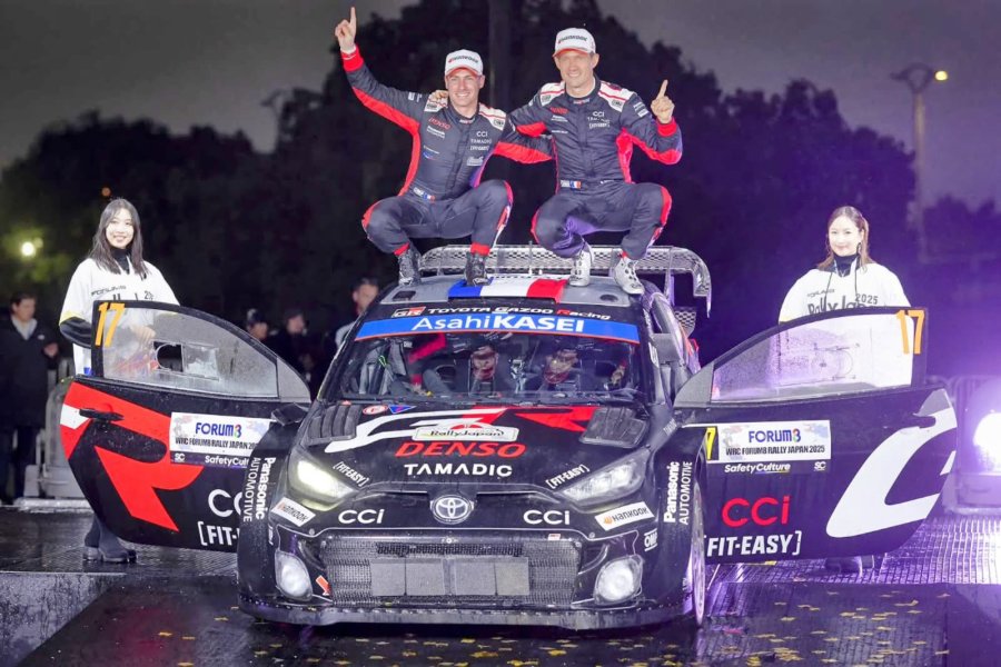 Ogier y Landais sobre el Toyota luego de su victoria en Japón.