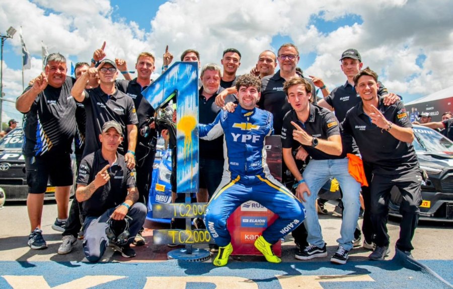 Franco Morillo festeja con su equipo su primer triunfo en la categoría.